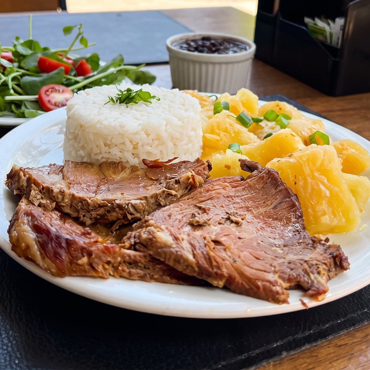 Cupim com mandioca cozida na manteiga, arroz e salada de agrião, prato de sexta
